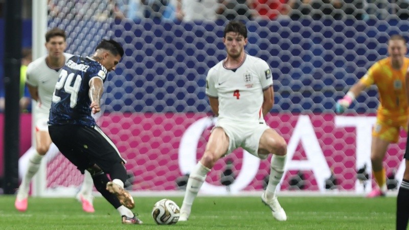 Enzo Fernández está a punto de sacar el remate del empate argentino ante los ingleses.