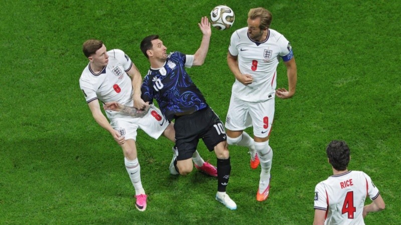 A los 36 minutos, Lionel Messi se lució apilando a Spence, Kane y Gordon.