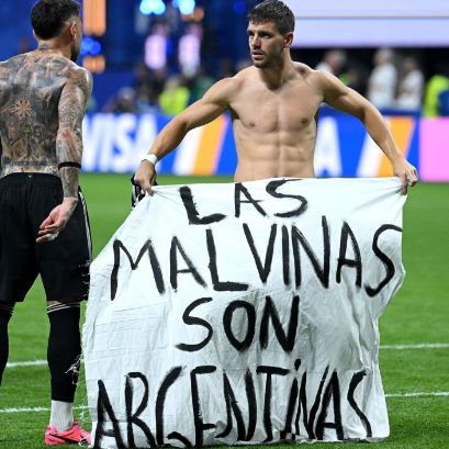 El rosarino Lo Celso desplegó la bandera que revindicó la soberanía sobre Malvinas.