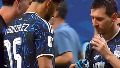 Messi viendo la botella con los machetes.