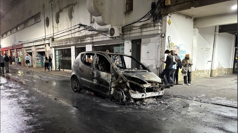 El vehículo quedó visiblemente dañado por el fuego.