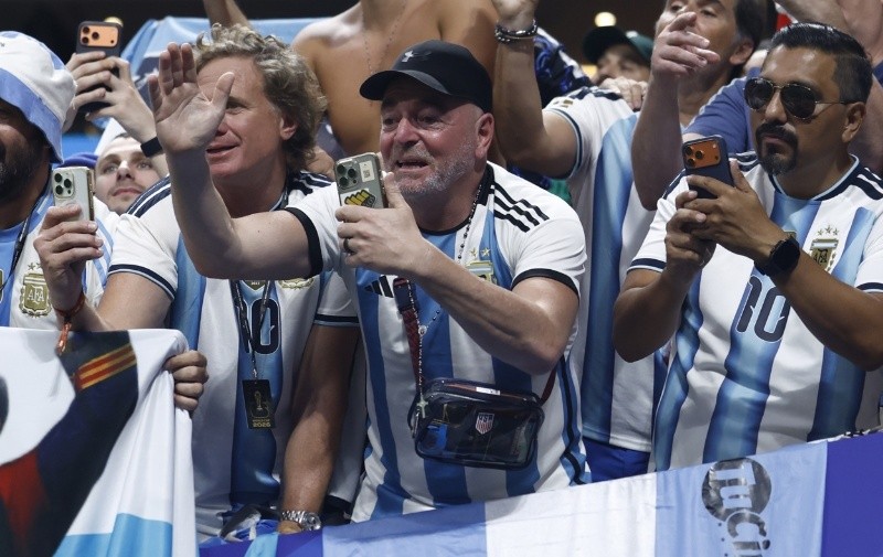 &nbsp;El pitazo final desató una locura contenida, un llanto de desahogo colectivo. (Foto: EFE)