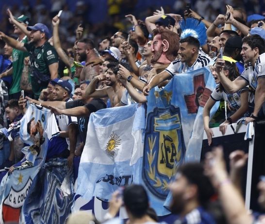 En las tribunas, la paridad era absoluta: un 50 y 50 literal que tiñó el estadio de un duelo ensordecedor de canciones, banderas y gargantas apretadas.
