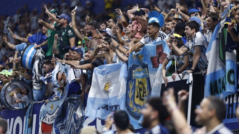 En las tribunas, la paridad era absoluta: un 50 y 50 literal que tiñó el estadio de un duelo ensordecedor de canciones, banderas y gargantas apretadas.