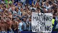 La bandera que llevó un grupo de hinchas y que desplegaron los jugadores.
