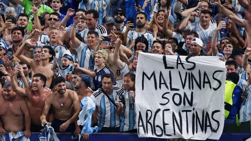 La bandera que llevó un grupo de hinchas y que desplegaron los jugadores.