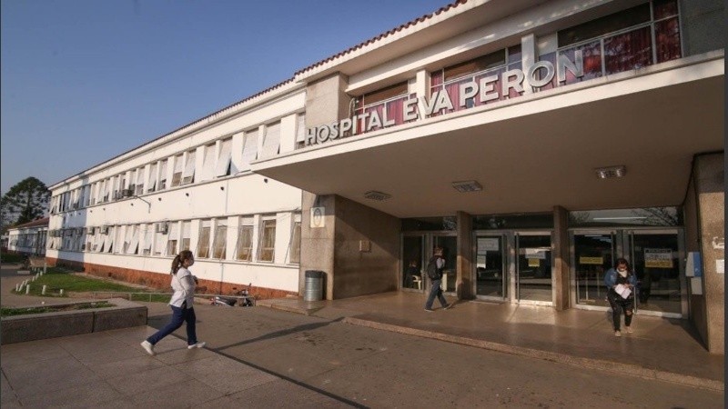 La mujer fue internada en el hospital Eva Perón.