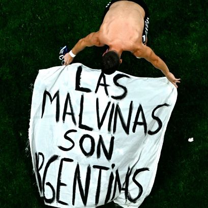 La bandera que mostraron los jugadores luego del triunfo.
