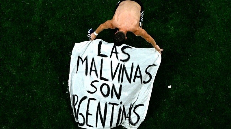 La bandera que mostraron los jugadores luego del triunfo sobre Inglarerra.