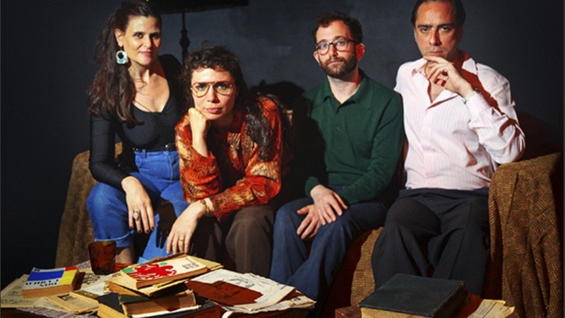 El elenco está integrado por Ana Celentano, Julia Di Ciocco, Juan Tupac Soler y Raúl Antonio Fernández.