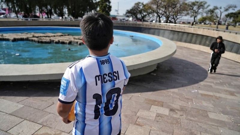 La memoria de Malvinas y la alegría futbolera en un mismo punto. (Alan Monzón/Rosario3)