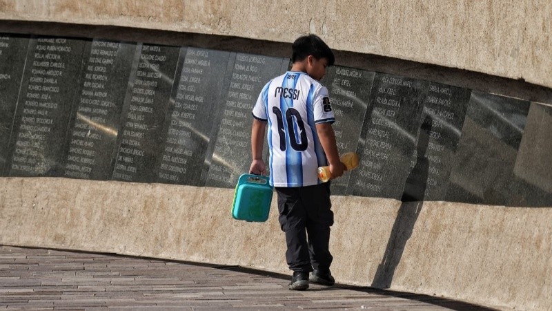 La memoria de Malvinas y la alegría futbolera en un mismo punto. (Alan Monzón/Rosario3)
