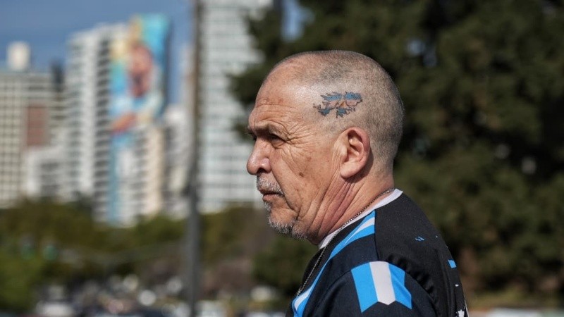 La memoria de Malvinas y la alegría futbolera en un mismo punto. (Alan Monzón/Rosario3)