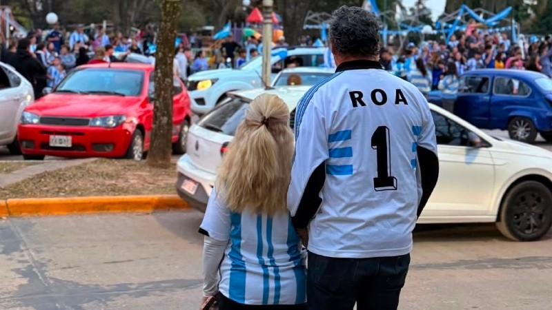 Carlos Roa junto a su compañera de vida yendo a festejar.