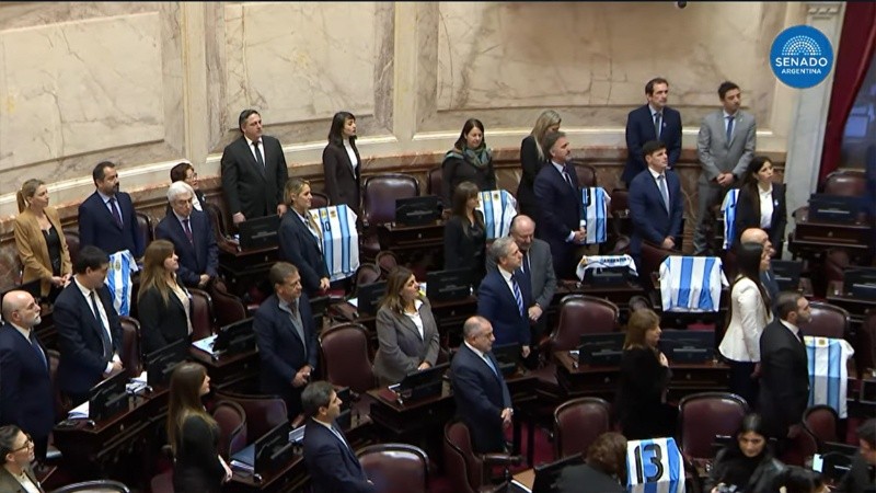 Camisetas argentinas en la sesión de este jueves, donde iba a tratarse un proyecto que habilita vender tierras sin límites.
