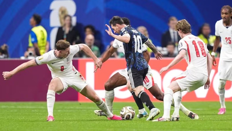 &nbsp;La defensa de Inglaterra asedió a Messi para cortar su juego.