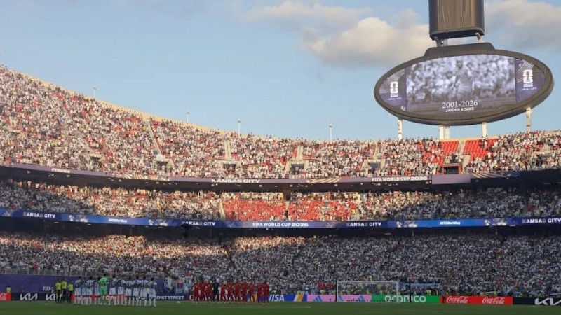La familia recibió llamadas y mensajes de figuras del fútbol internacional, incluido Lionel Messi.
