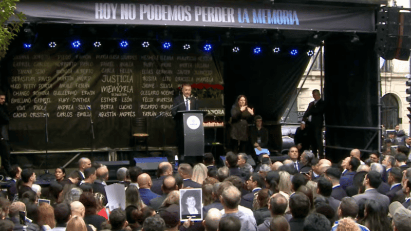 El acto comenzó a la hora exacta en la que se produjo el atentado. (Captura Video)