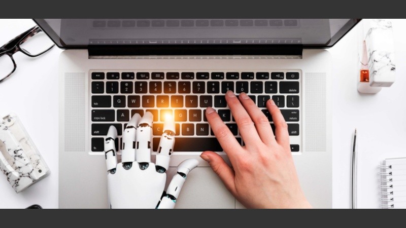 El uso de Inteligencia Artificial configura oportunidades y riesgos en el mercado laboral.