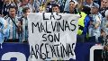 La bandera con la leyenda "Las Malvinas son argentinas".