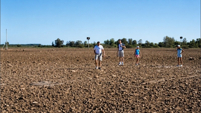 Cuando el nivel del lago baja, los vecinos recorren los cimientos de la vieja Federación. Javier, junto a su hija Carla, nos mostró dónde estaba su casa (Rosario3).