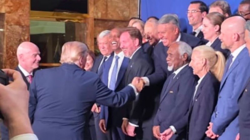 El apretón de manos entre Trump y Tapia este viernes en Nueva York.
