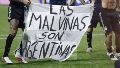 El momento en que jugadores de la Selección recogen la bandera del campo de juego.
