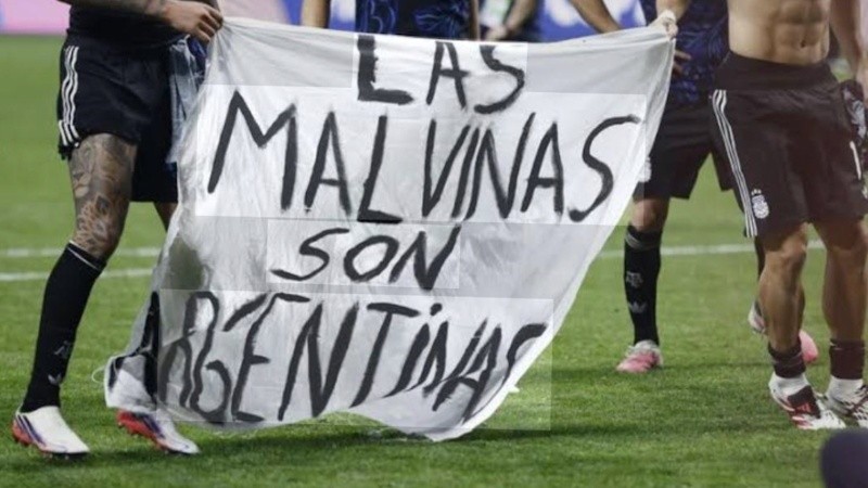 El momento en que jugadores de la Selección recogen la bandera del campo de juego.