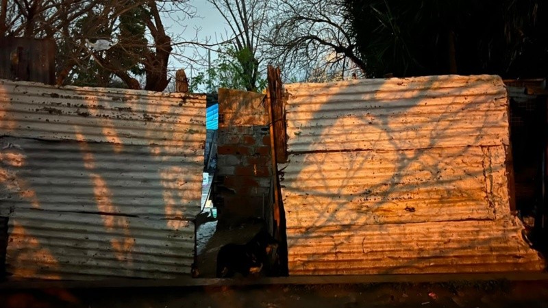La vivienda precaria donde fueron atacadas las víctimas.