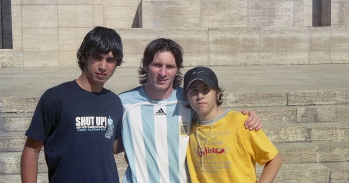 Se escaparon de la escuela y se tomaron una foto con Messi que permaneció 21 años guardada: "La habíamos dado por perdida"