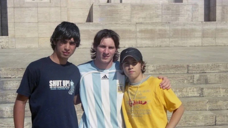 Se escaparon de la escuela y se tomaron una foto con Messi que permaneció dos décadas guardada.