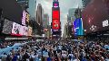 Multitudinario banderazo argentino en Times Square durante la previa del partido ante España por la final del Mundial.