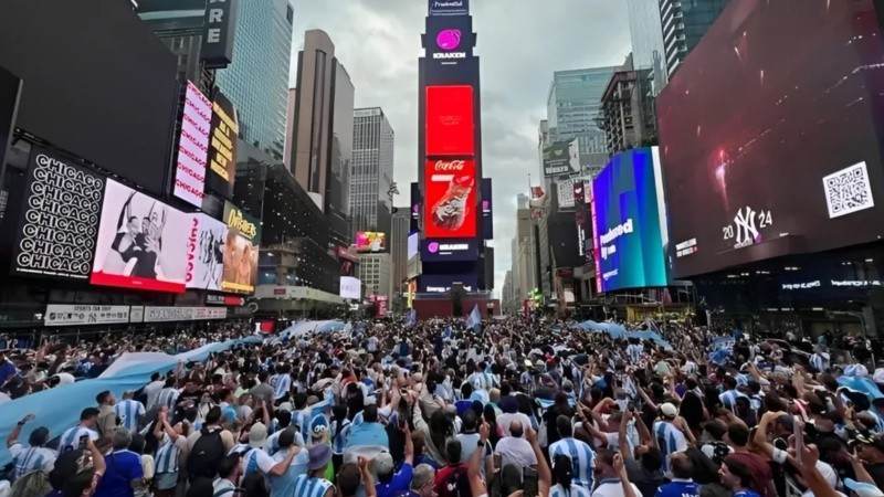 Multitudinario banderazo argentino en Times Square durante la previa del partido ante España por la final del Mundial.