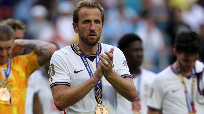 Harry Kane, quien no jugó el partido ante Francia, con la medalla del tercer puesto.