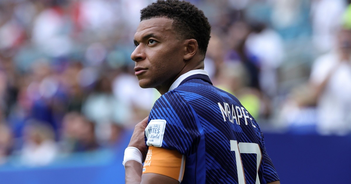 Mbappé marcó dos goles en la derrota ante Inglaterra y superó a Messi en la tabla histórica de goleadores de los Mundiales