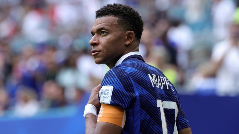 Mbappé marcó dos goles en la derrota ante Inglaterra y superó a Messi en la tabla histórica de goleadores de los Mundiales.