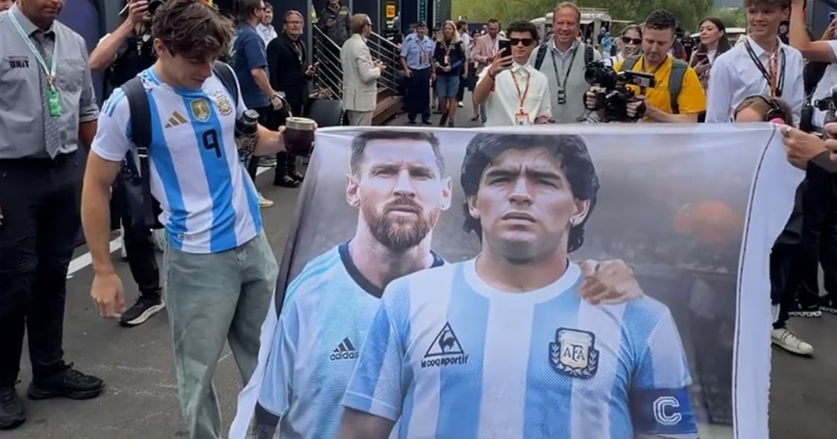 Franco Colapinto llegó al Gran Premio de Bélgica con una bandera de Maradona y Messi