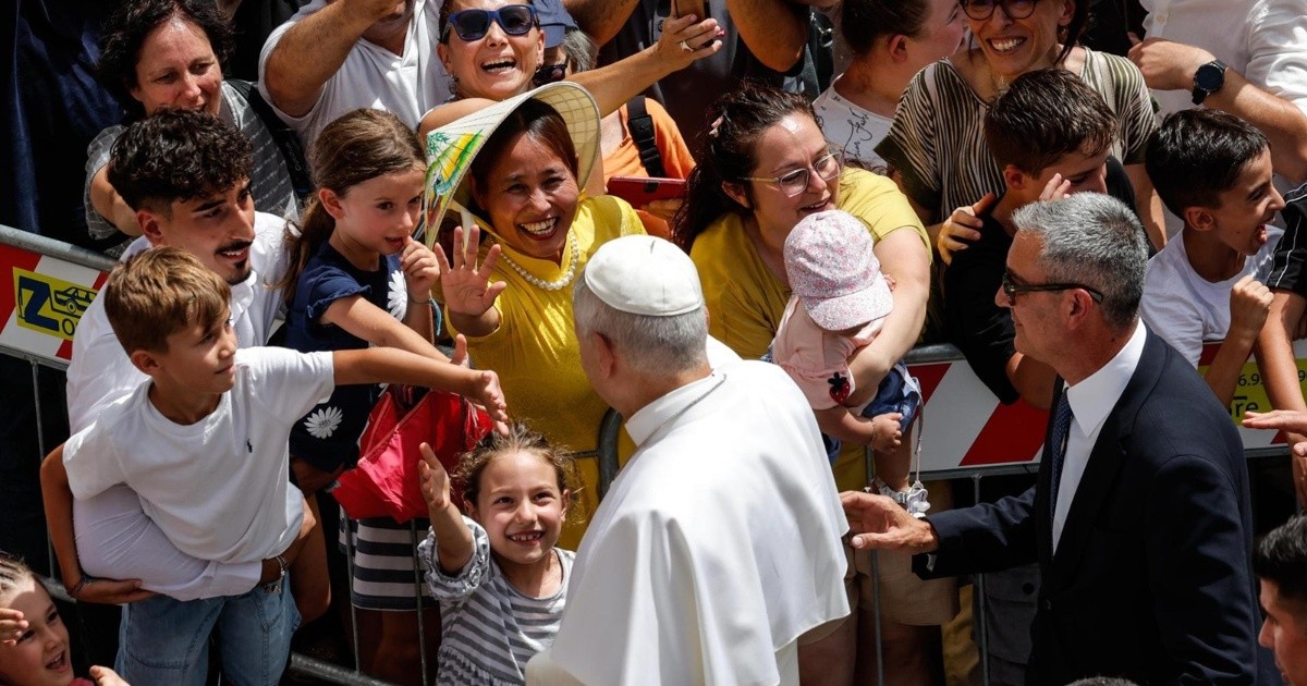 El papa León XIV saludó a un nene con la camiseta de Messi en la previa de la final del Mundial