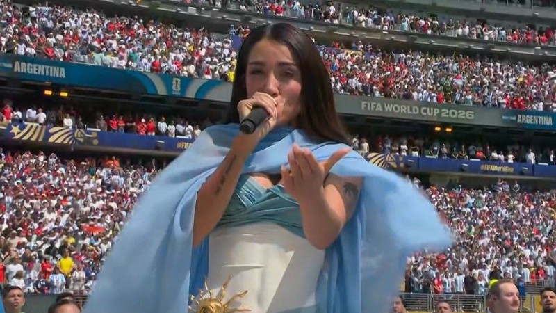 María Becerra cantó el himno argentino.