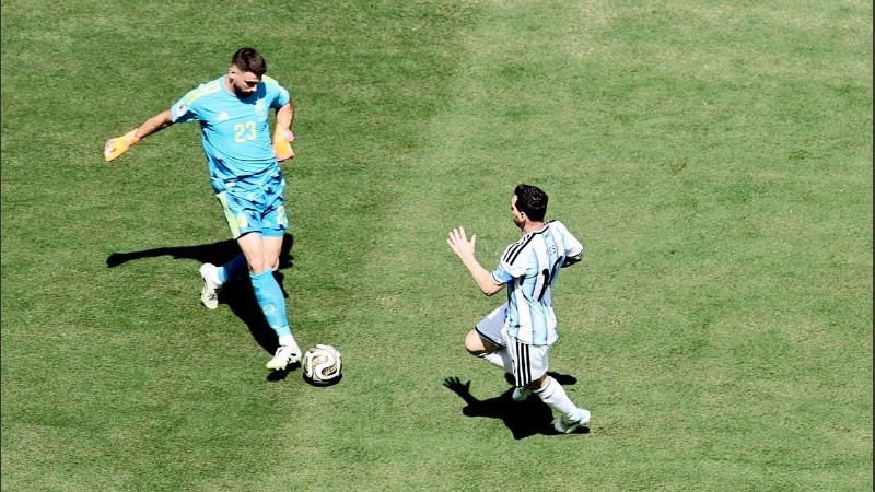 Una contra que resolvió bien Simón ante Messi (EFE).