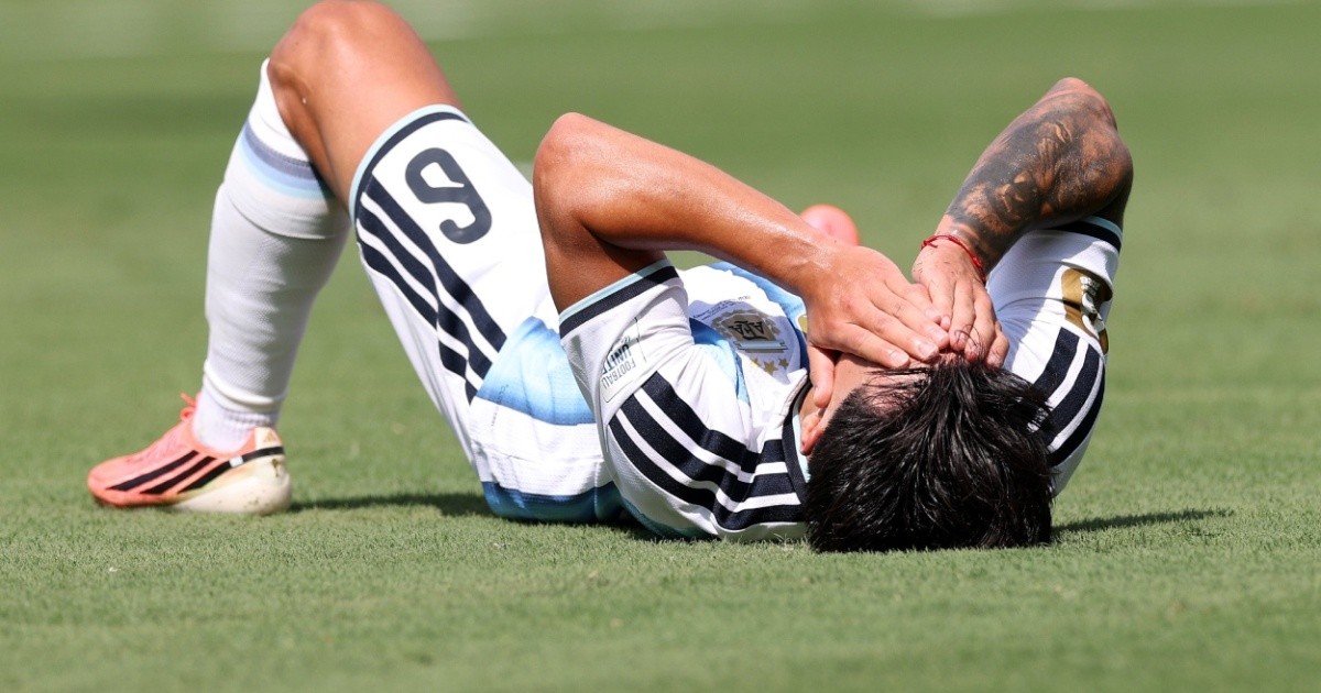 Un cambio obligado en Argentina antes del descanso: Lisandro Martínez se retiró lesionado en la final del Mundial