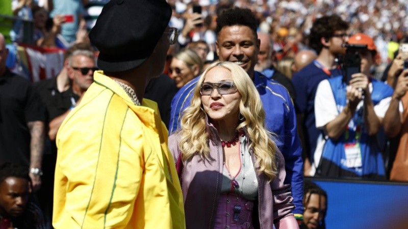 Madonna salió al campo de juego junto a Ronaldo y Ronaldinho.