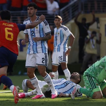 España celebra el gol que buscó por más de 100 minutos (EFE).