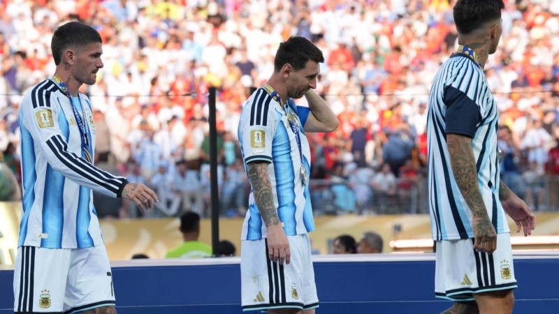 Leo, escoltado por Enzo y De Paul, pura tristeza.