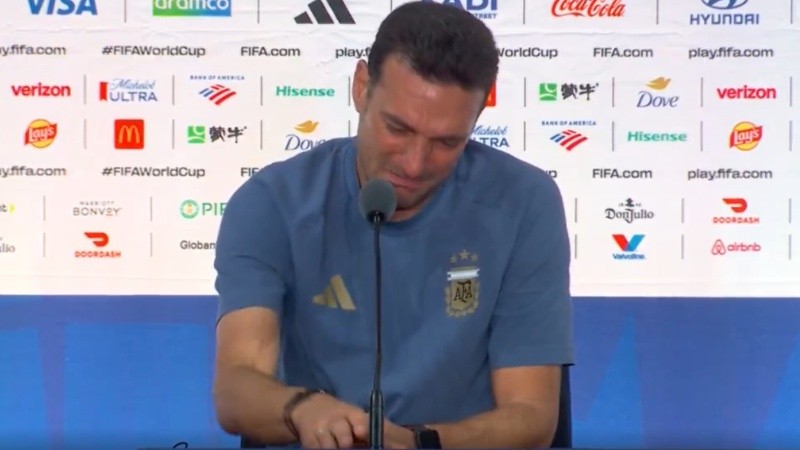 El llanto de Scaloni en conferencia de prensa.