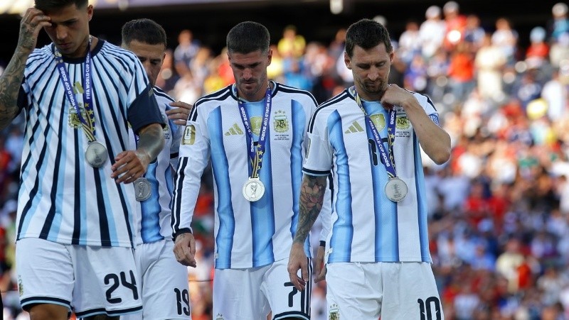 Messi con la medalla en el cuello, como corresponde, tras el esfuerzo y las emociones. (EFE).