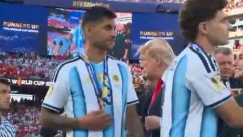 El momento en el que Cuti Romero le evita el saludo a Trump.