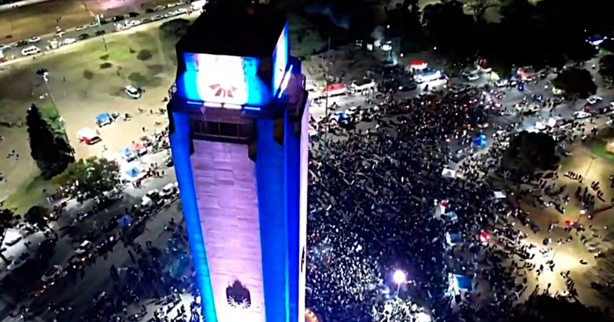 Orgullosos y agradecidos: mucha gente en el Monumento y las calles de Rosario tras el subcampeonato