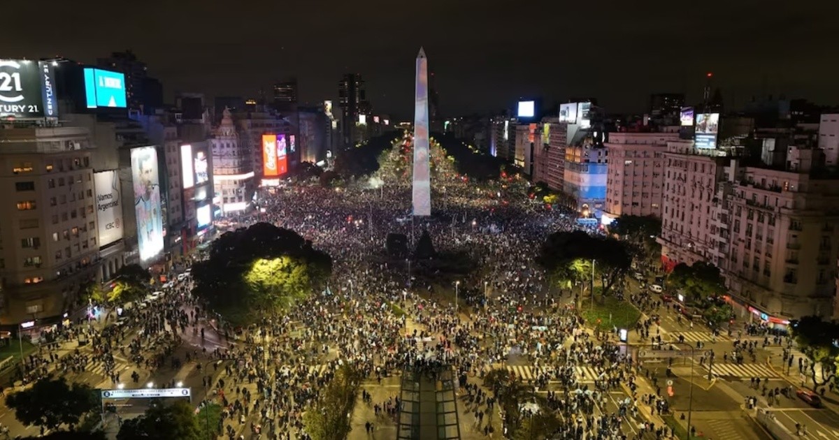 Gratitud con la selección argentina y una multitud también en el Obelisco de Buenos Aires