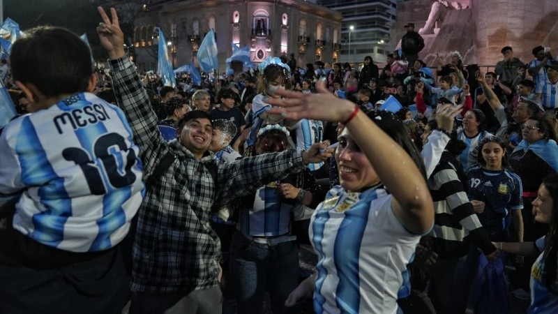 Sin la euforia de los triunfos pero con el reconocimiento eterno a la Scaloneta. (Alan Monzón/Rosario3)